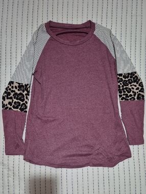 🌼4/$10 - Mauve Long Sleeve Raglan Top with Striped & Leopard Sleeves